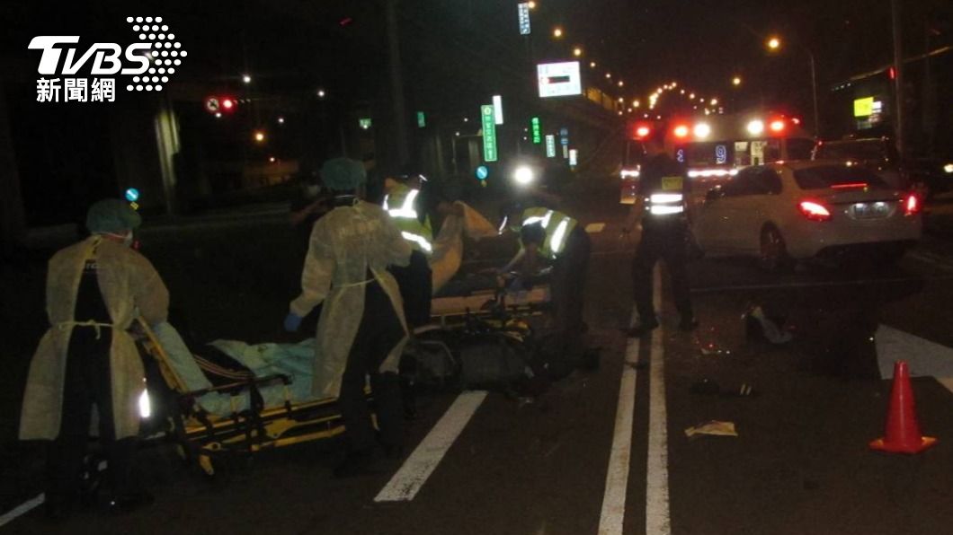 一台雙載機車酒駕追撞休旅車，騎士與乘客皆受傷，被緊急送醫。（圖／警方提供）