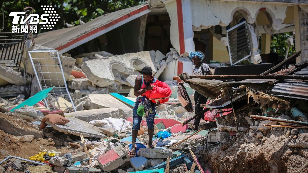 民眾在倒塌房屋中撿拾物品。（圖／達志影像美聯社） 海地強震死亡人數飆破1200　熱帶風暴逼近恐再遇洪害