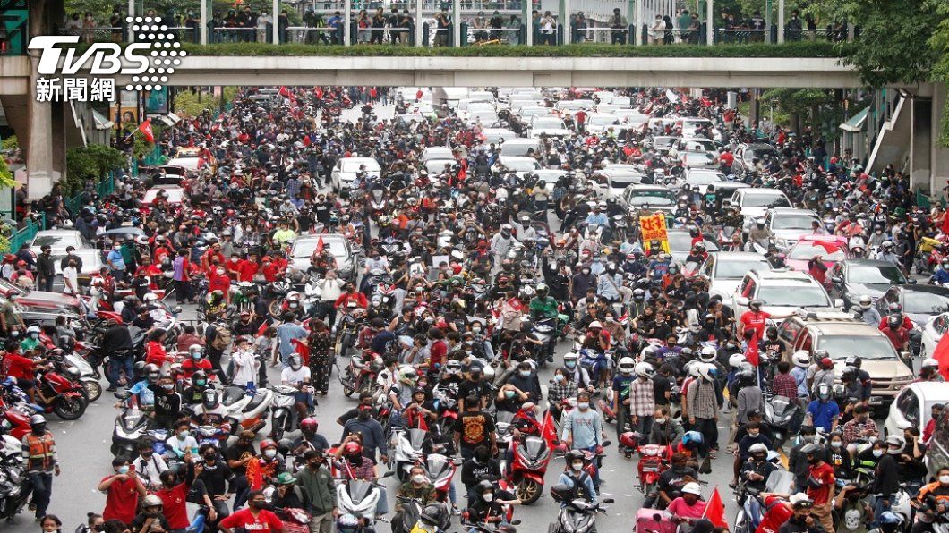 曼谷最大規模車隊示威。（圖／路透社）