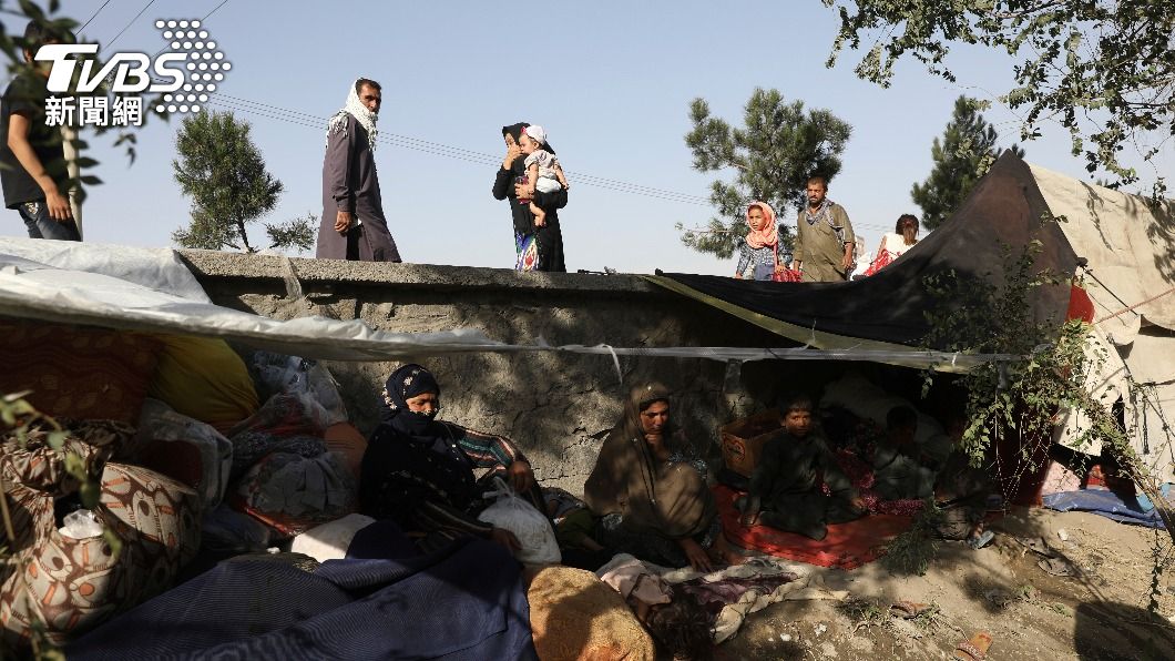 阿富汗流離失所的平民暫居在喀布爾公園。（圖／達志影像美聯社）
