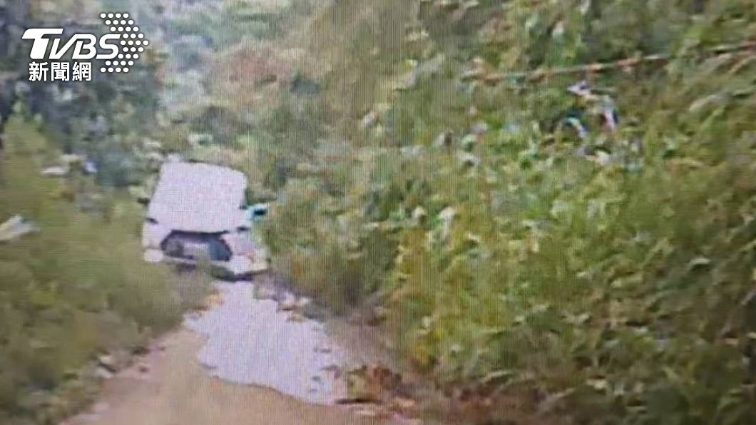  台南一家5口昨日開車，被Google導航帶到偏僻農路，整台車慘卡泥地。（圖／消防提供）