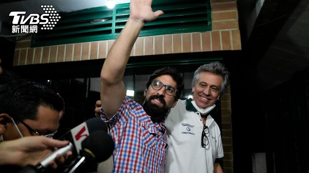 委內瑞拉反對派人士格瓦拉(揮手者)獲釋。（圖／達志影像美聯社）
