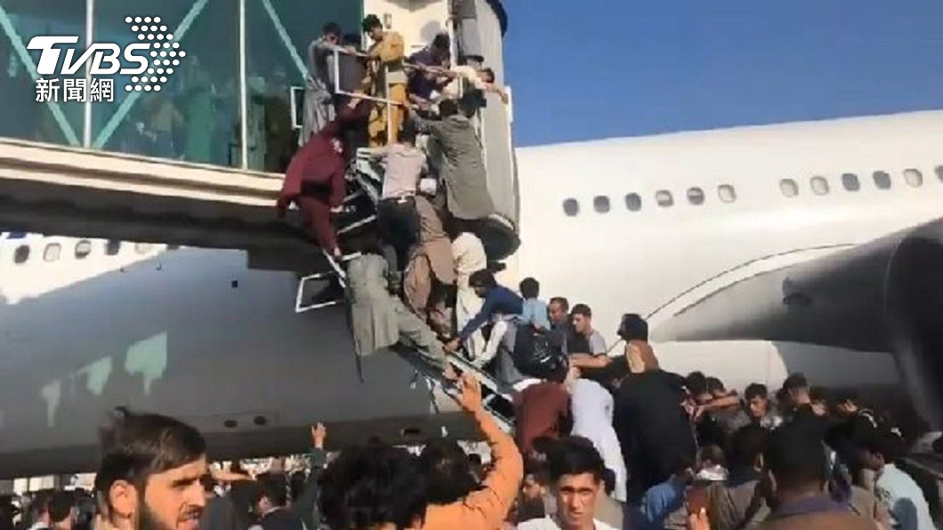阿富汗遭塔利班奪下，許多民眾湧入首都喀布爾機場準備逃難。（圖／CNN提供）