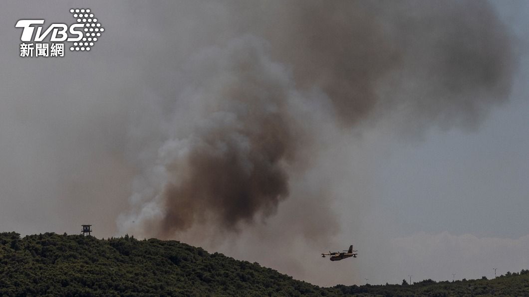 希臘首都雅典外的港口城市拉里歐市鄰近山區爆發野火。（圖／達志影像美聯社）