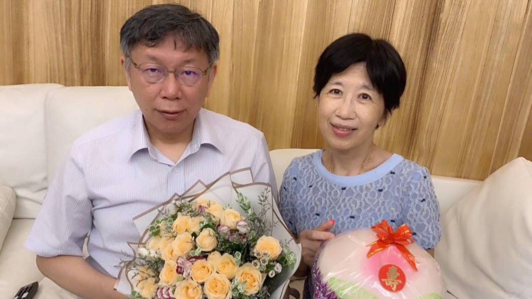 台北市長柯文哲送夫人陳佩琪一束黃玫瑰與大壽桃。（圖／翻攝自柯文哲臉書）