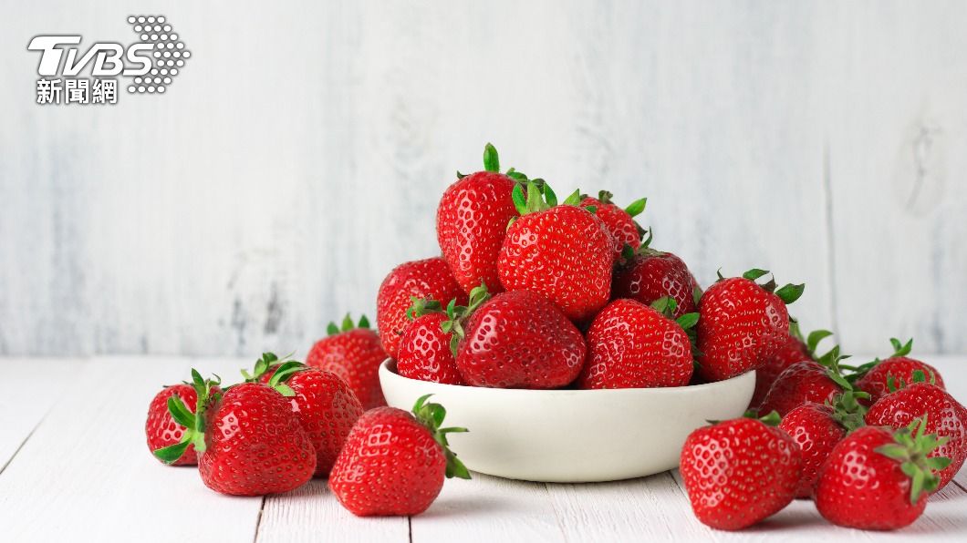 草莓外皮充滿細孔，導致農藥更容易附著。（示意圖／shutterstock達志影像）