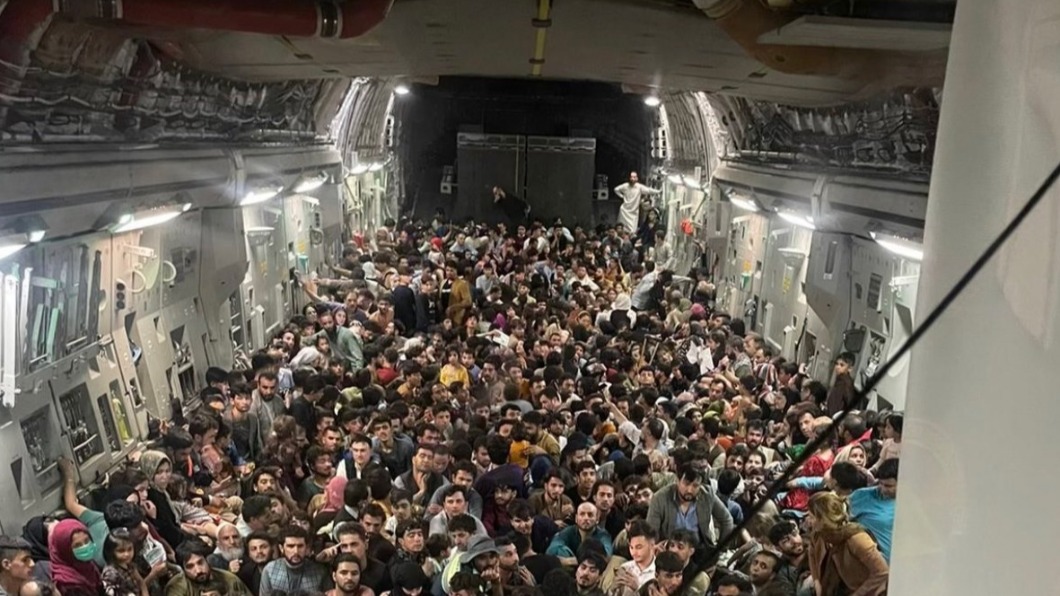 全球瘋傳美軍C-17運輸機湧入上百名阿富汗人民逃難。（圖／翻攝自推特） 