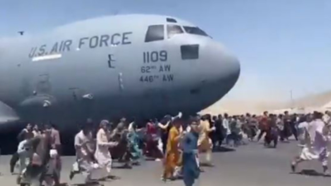 大批阿富汗人搶著逃離。（圖／翻攝自@ragipsoylu推特）