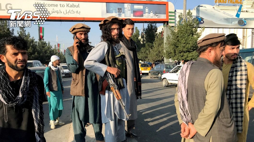 塔利班武裝份子站在喀布爾機場外頭。（圖／達志影像路透社）
