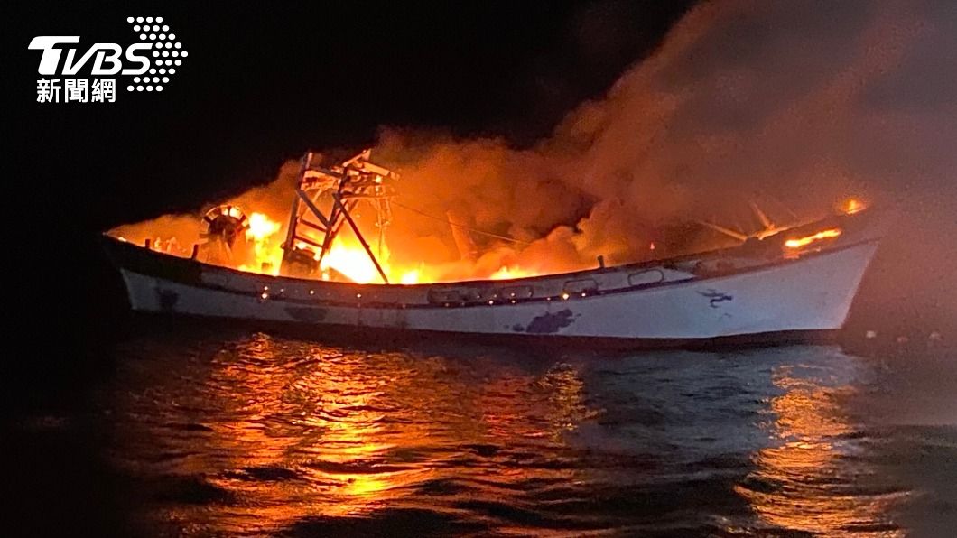 永安漁港火燒船。（圖／TVBS）
