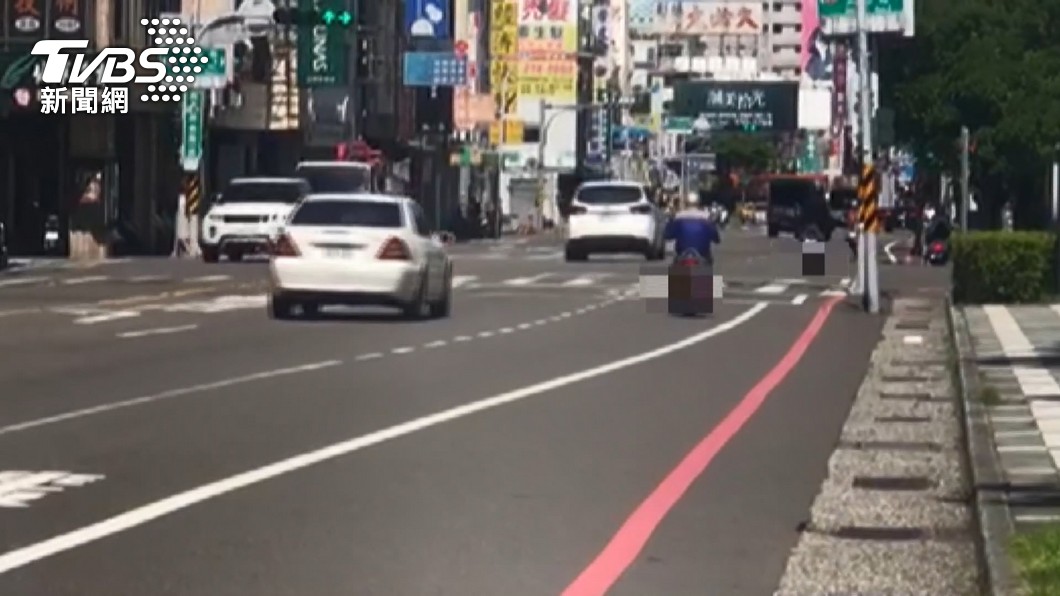 不服氣 路肩跨越 邊線 直行未打燈騎士挨罰10 台南 白線 機車道 開罰 Tvbs新聞網