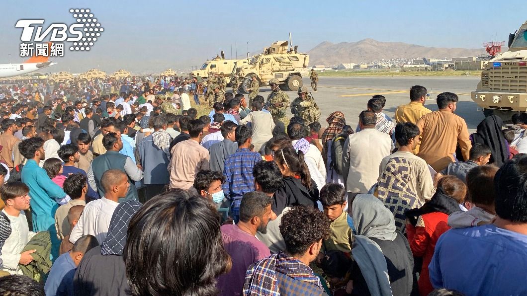 阿富汗逃難群眾聚集機場。（圖／達志影像美聯社）