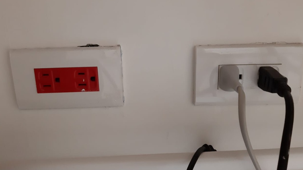 一般住家插座通常是白色的，但有網友碰到紅色的插座。（圖／翻攝自裝潢DIY研究室臉書）