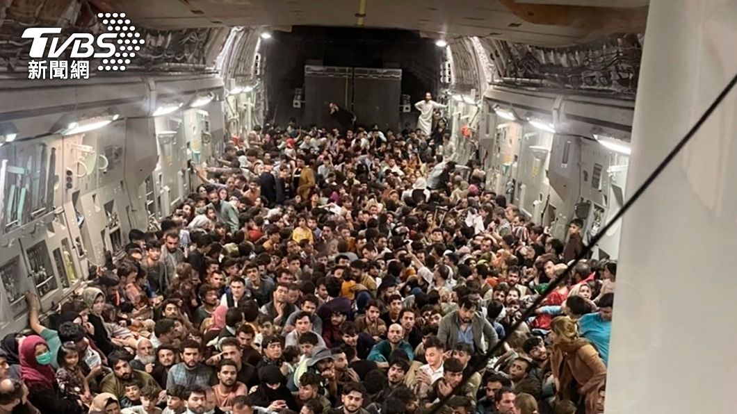 一架C-17運輸機內，擠滿密密麻麻阿富汗逃難民眾的照片引發熱議。（圖／達志影像美聯社）