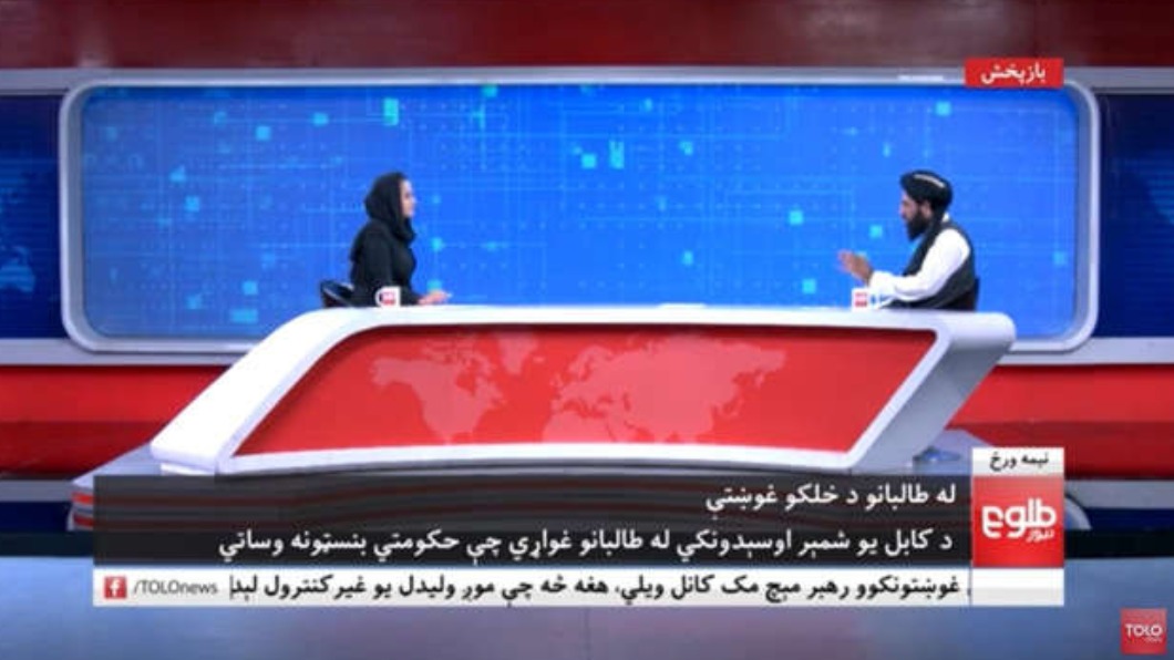塔利班幹部上節目。（圖／翻攝自《TOLOnews》TV畫面）