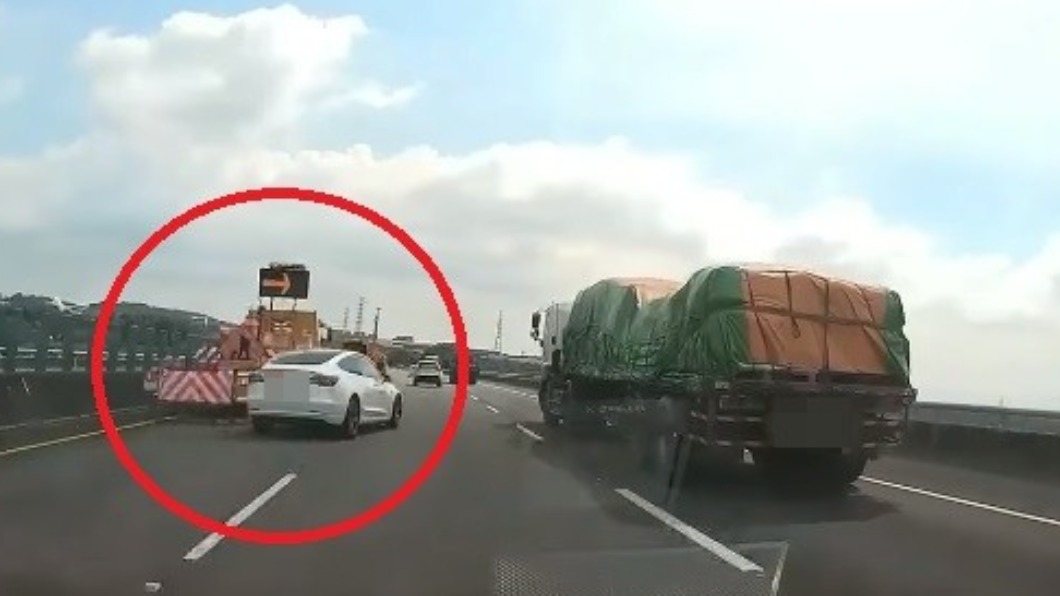 特斯拉差點在國道撞上工程車。（圖／翻攝自「八卦村 - 行車紀錄器影片上傳中心」臉書）