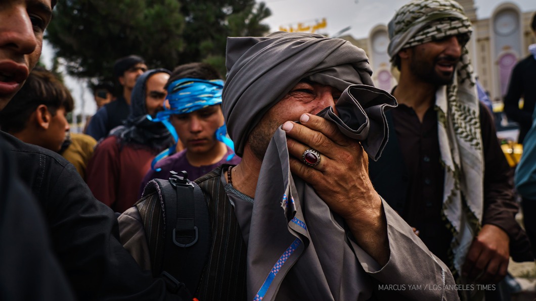 阿富汗人民目睹現場畫面掩面哭泣。（圖／翻攝自 Marcus Yam 文火 推特 @yamphoto）
