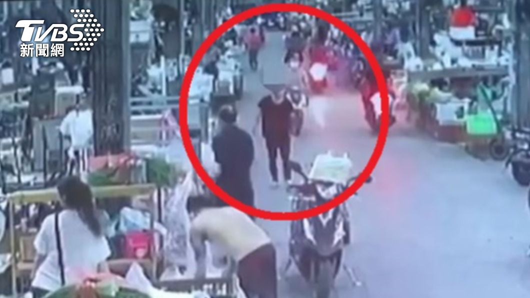 男子遭毆打後，回到大台北果菜市場工作。（圖／TVBS）