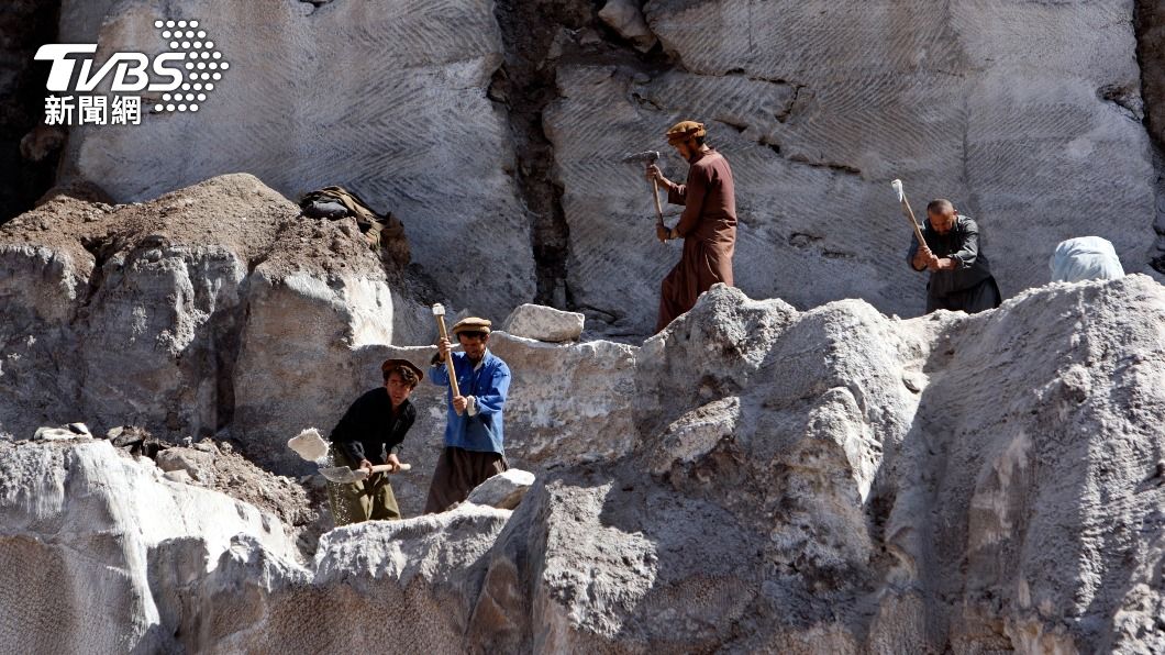 阿富汗攻人開採鹽礦。（圖／達志影像路透社）