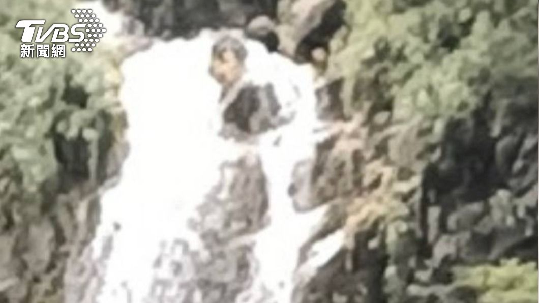 一名侯姓攝影師在嘉義觀音瀑布，意外拍攝這張具有背包客人影的照片。（圖／侯姓攝影師提供）