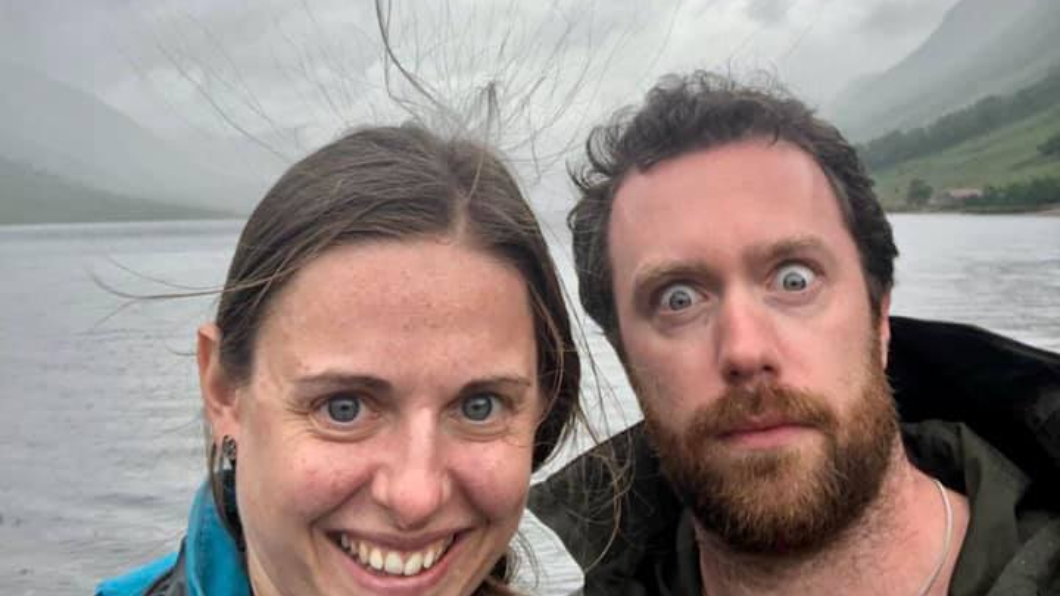 一對情侶在湖邊散步時，在自拍鏡頭內發現頭髮詭異豎起。（圖／翻攝自Sophie Pass臉書）