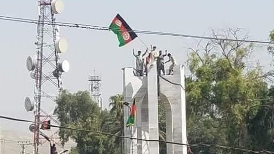 民眾揮舞阿富汗國旗。（圖／翻攝自 Bashir Ahmad Gwakh 推特 @bashirgwakh） 阿富汗第五大城傳槍響！塔利班疑似朝民眾開槍　至少2死