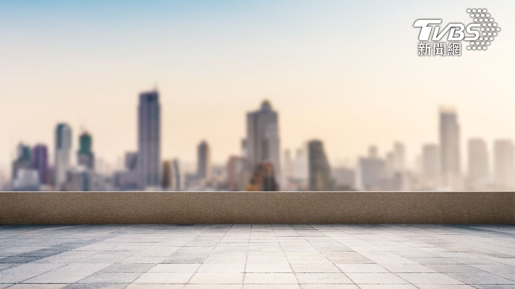 頂樓所使用的地板材質需要特別注意。（示意圖／shutterstock達志影像）