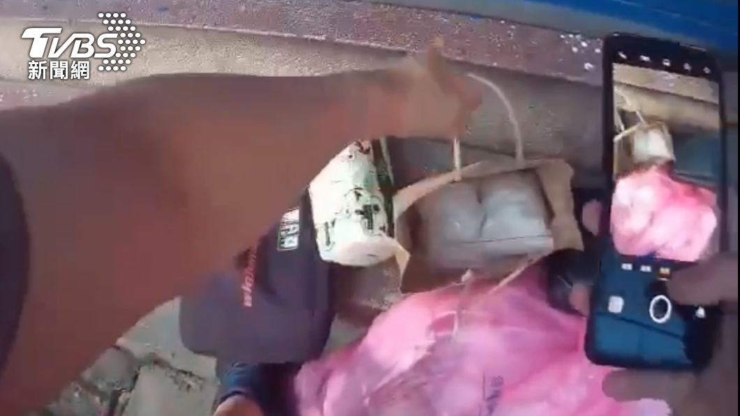 警方在廖男的提袋中搜出毒品。（圖／TVBS） 警察來了！毒販躲追緝　3樓陽台跳下摔斷手腳