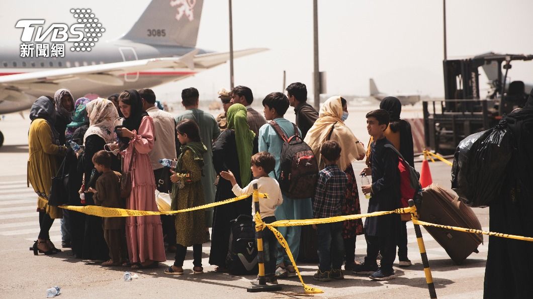 美軍讓美國公民優先其他國人進入喀布爾機場。（圖／達志影像路透社）