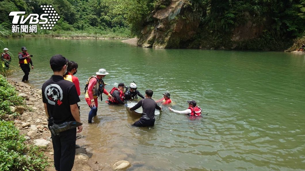 尋獲少女遺體。（圖／TVBS） 為了救男友意外落水！消防隊潛水人員尋獲少女遺體