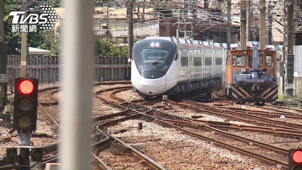 台鐵局新車EMU3000加入疏運。（圖／TVBS資料畫面） 228疏運！台鐵加開104班次　訂票時間曝光