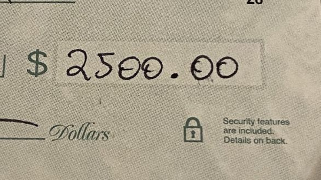 美國有一名佛心房東，日前寄了張2500美元的支票給前房客。（圖／翻攝自臉書Chris Robarge）