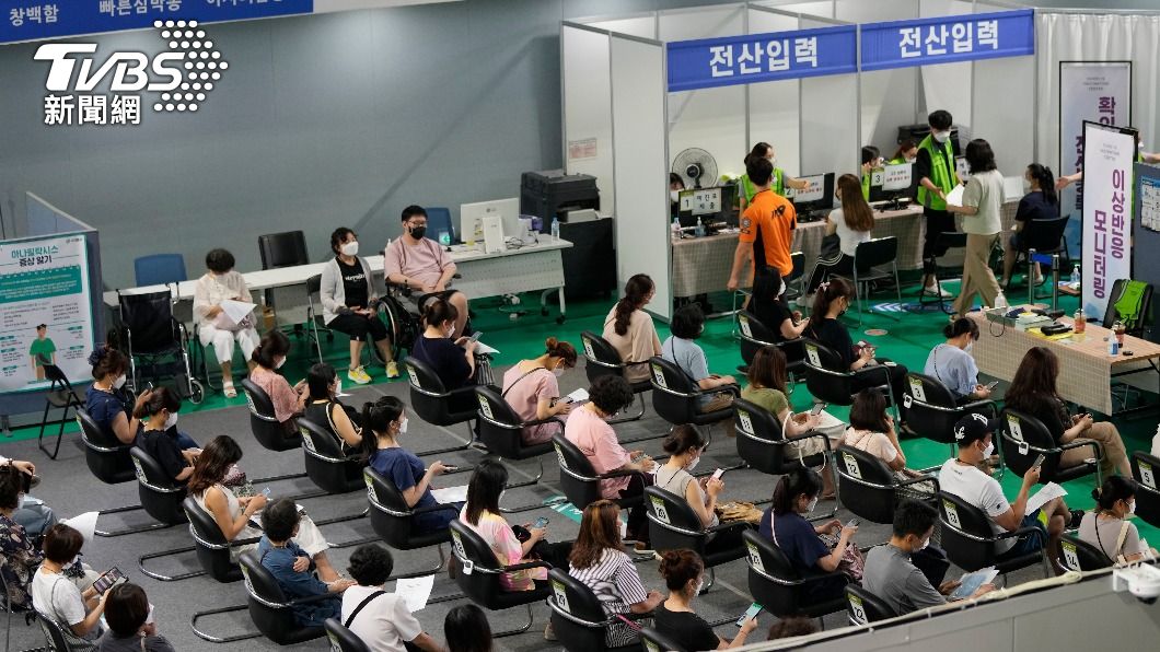 南韓民眾於接種站等待接種後觀察。（圖／達志影像美聯社） 