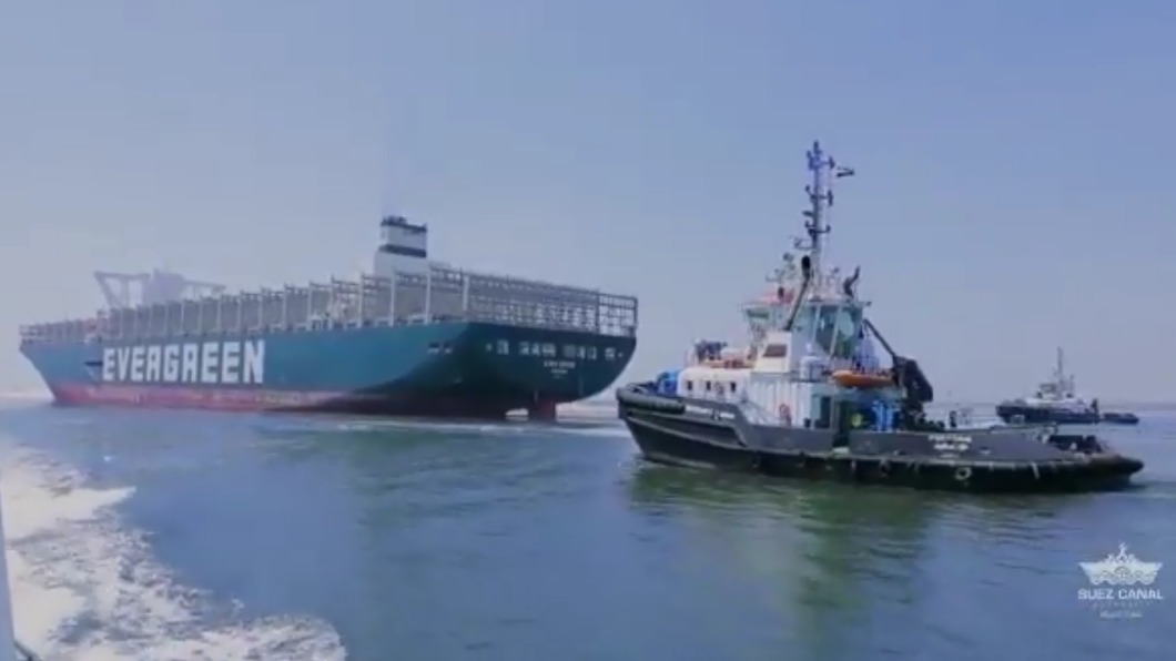 長賜號重回蘇伊士運河由2艘拖船護航。（圖／翻攝自Suez Canal Authority هيئة قناة السويس 推特 @SuezAuthorityEG ）