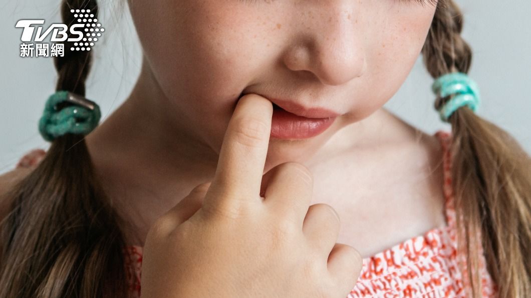小孩常出現咬指甲等壞習慣。（示意圖／shutterstock達志影像）