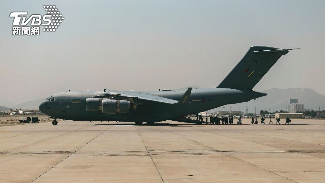 美軍持續於喀布爾機場進行撤離。（圖／達志影像美聯社）