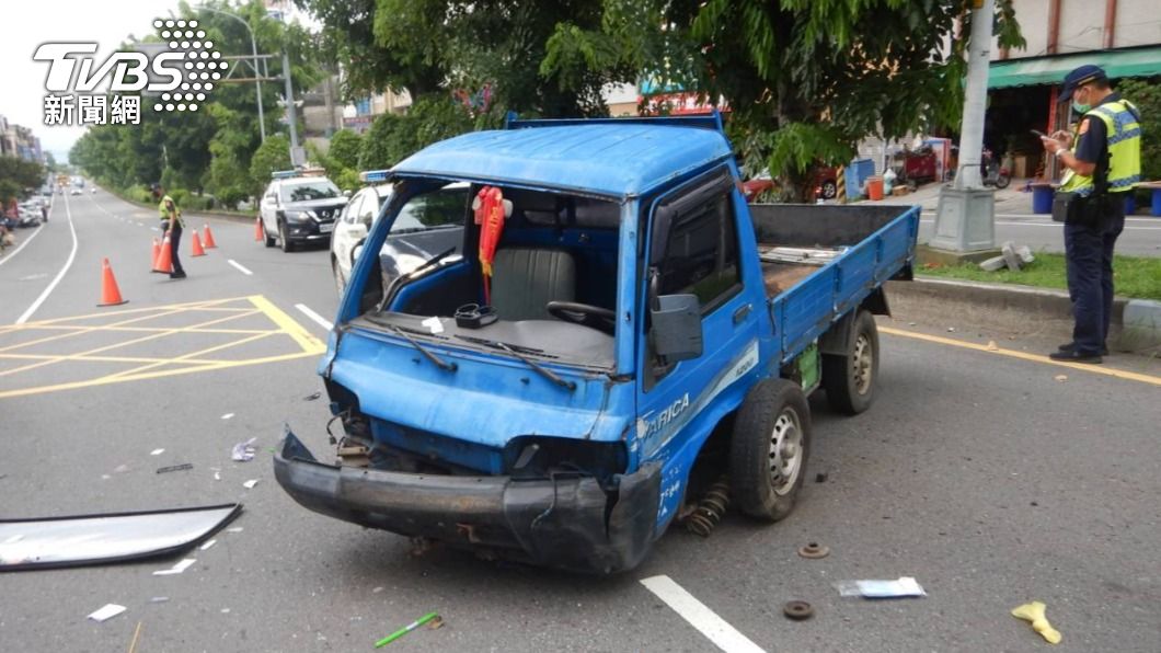 賴嫌開贓車，因警方追捕自撞中央分隔島，車毀人傷。（圖／警方提供）