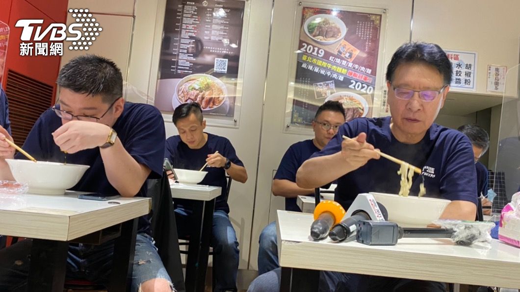 趙少康邀請國民黨市議員們吃皇家牛肉麵。（圖／TVBS）