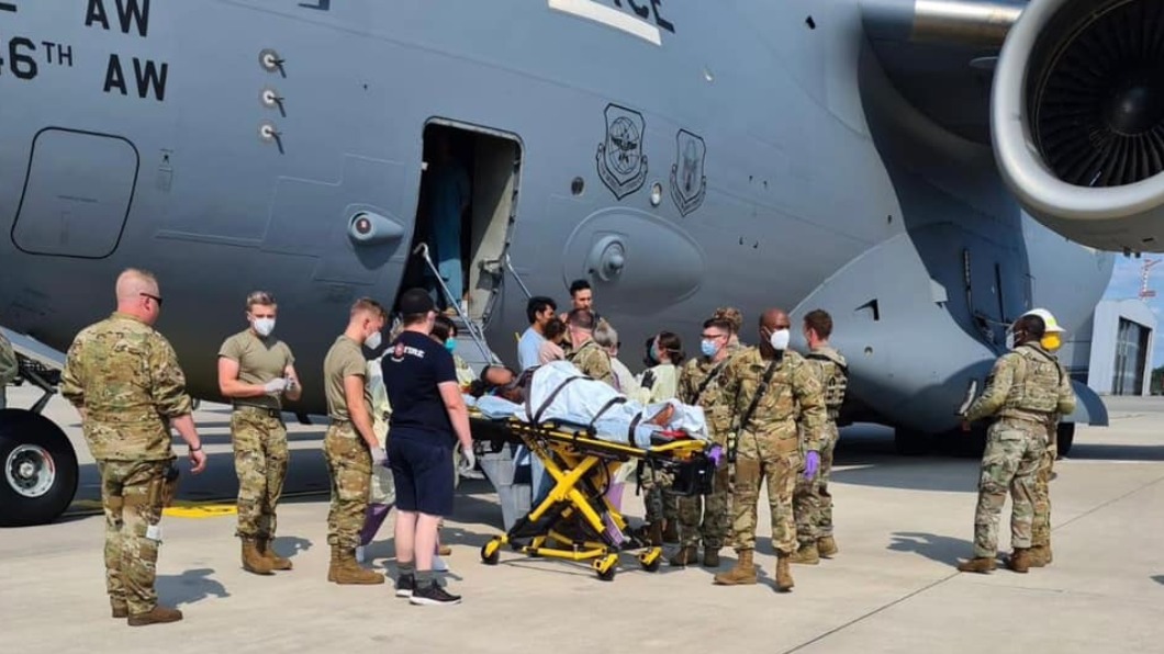 一名阿富汗孕婦搭乘美軍C-17運輸機撤離時誕下嬰兒。（圖／翻攝自Air Mobility Command Twitter）