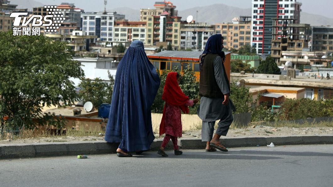 一家人走在喀布爾街道上。（圖／達志影像美聯社）