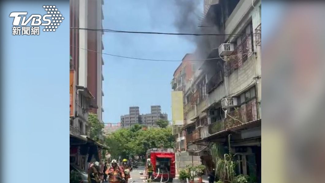 新北市三重住宅火警。（圖／TVBS） 快訊/三重朝陽街公寓起火！3樓竄黑煙　消防救出60歲婦人