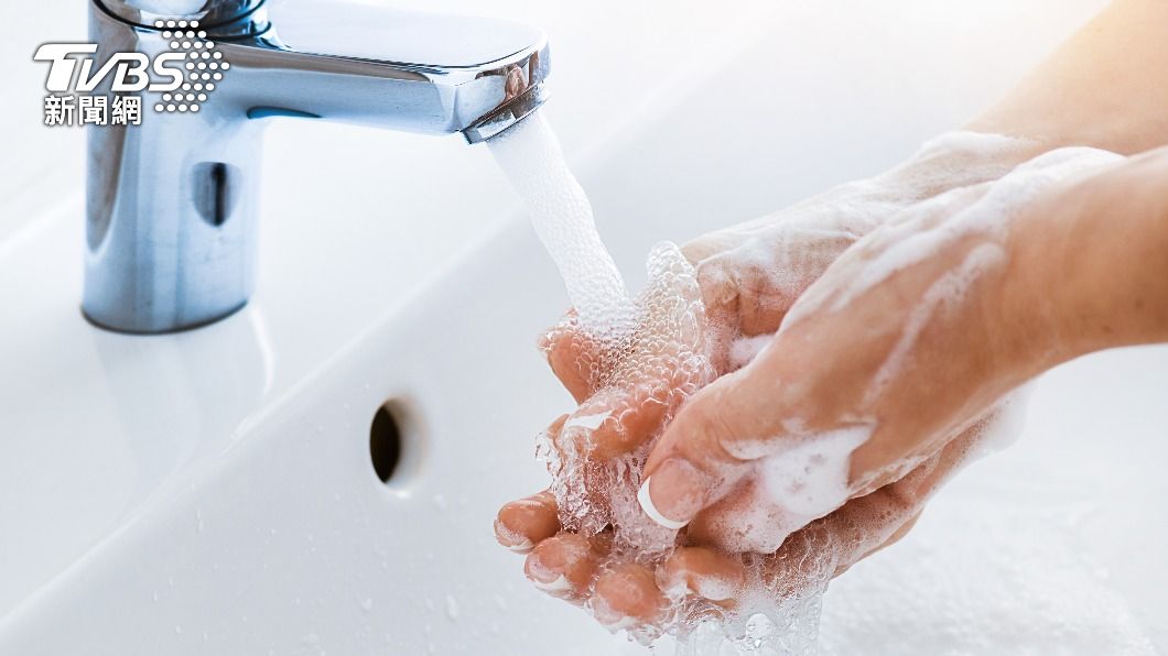 除了戴好口罩遵守防疫規定外，專家建議一定要勤洗手。（示意圖／shutterstock達志影像）