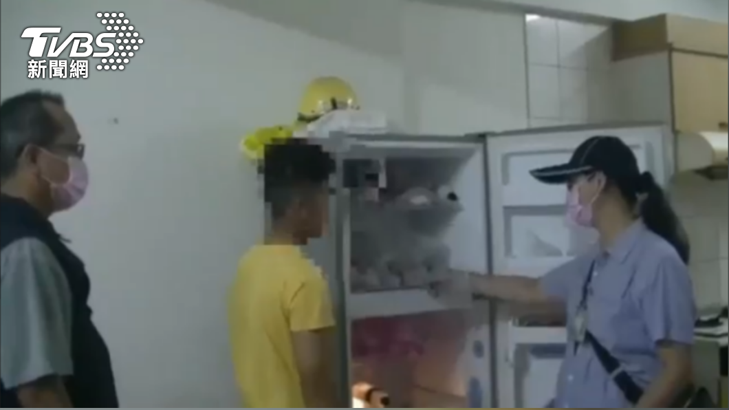 聯合稽查小組在潘男（黃衣）的冰箱，查獲2.5公斤的冷凍豬肉，當場查扣送驗。（圖／警方提供）