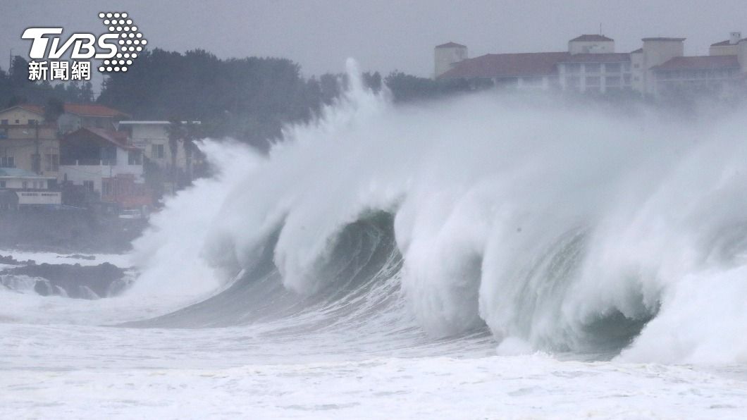 奧麥斯恐在濟州島海域掀起巨浪。（示意圖／達志影像美聯社） 第12號颱風「奧麥斯」今晚侵韓國濟州島　恐雨炸4百毫米