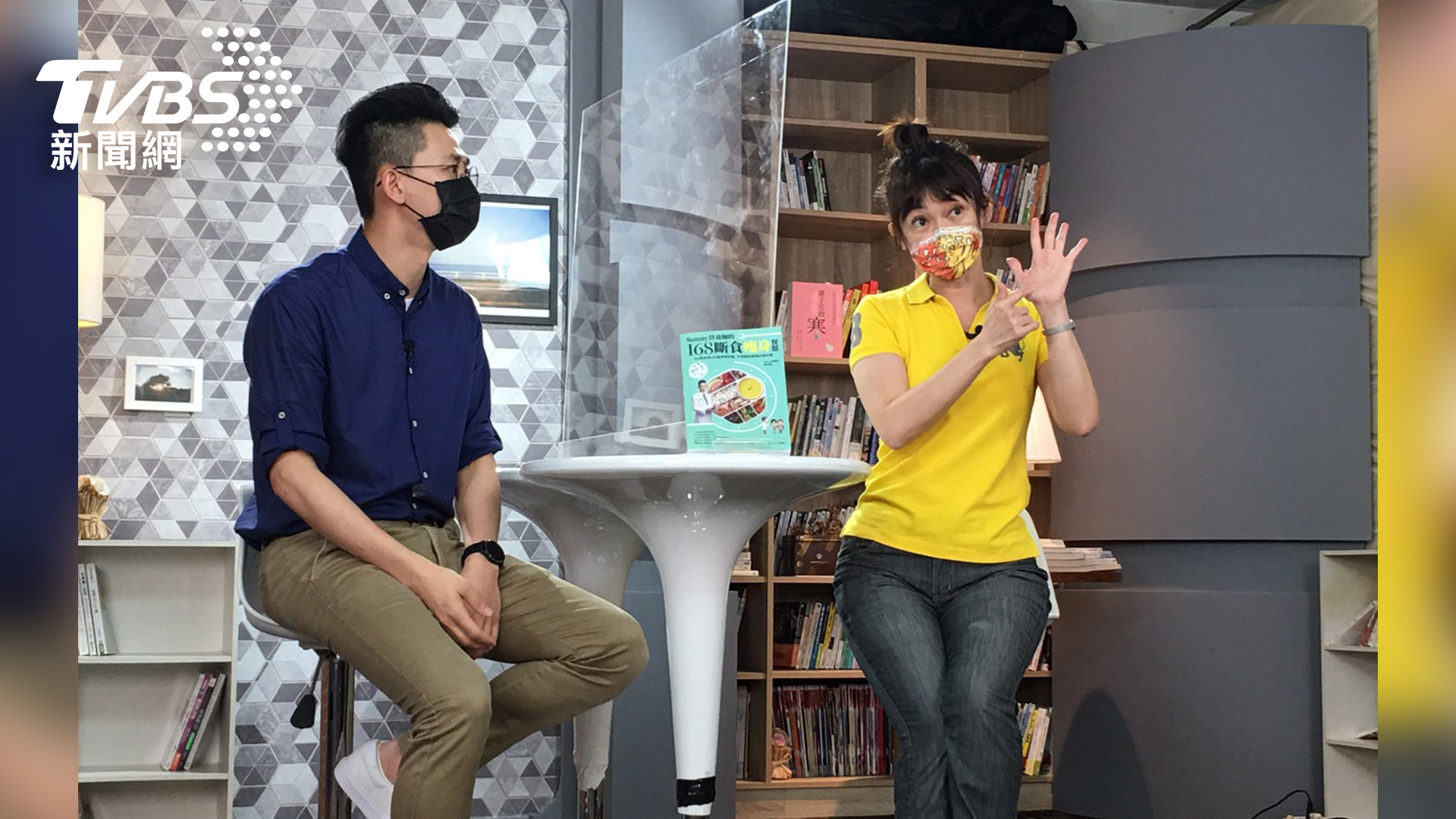 健康主播鄭凱云在網路節目《如果云知道》中，邀來營養師黃君聖分享「高年級生瘦身」。(圖/TVBS提供)