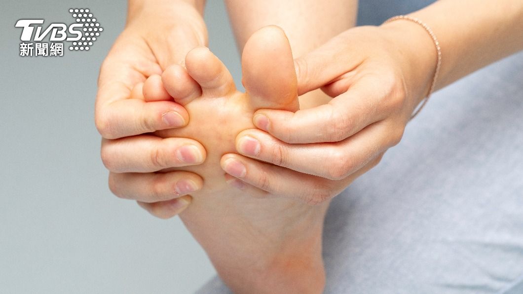 腳癢的問題總是讓人不適又難耐，大多人會直接想到的就是香港腳等皮膚疾病。（示意圖／shutterstock達志影像）
