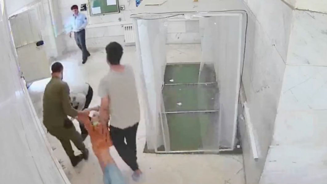 畫面中顯示，囚犯失去意識遭拖行。（圖／翻攝自Masih Alinejad 推特 @AlinejadMasih） 伊朗監獄監視器遭駭！虐囚畫面全曝光　犯人已昏厥遭拖行