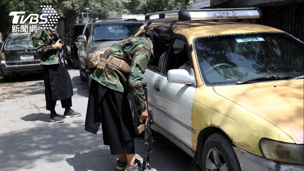 塔利班在喀布爾街道設檢查哨搜查經過車輛。（圖／達志影像美聯社）