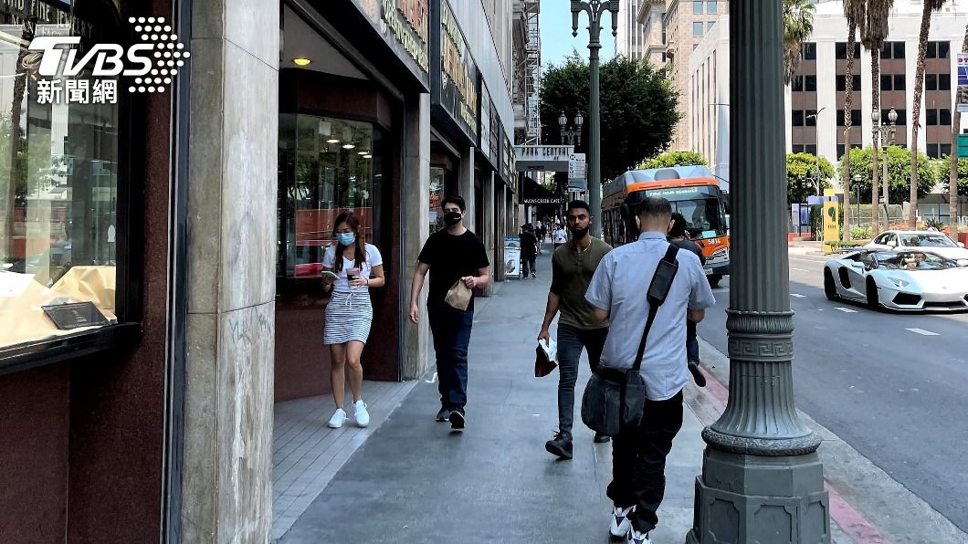 洛杉磯街上行人戴口罩。（圖／中央社）