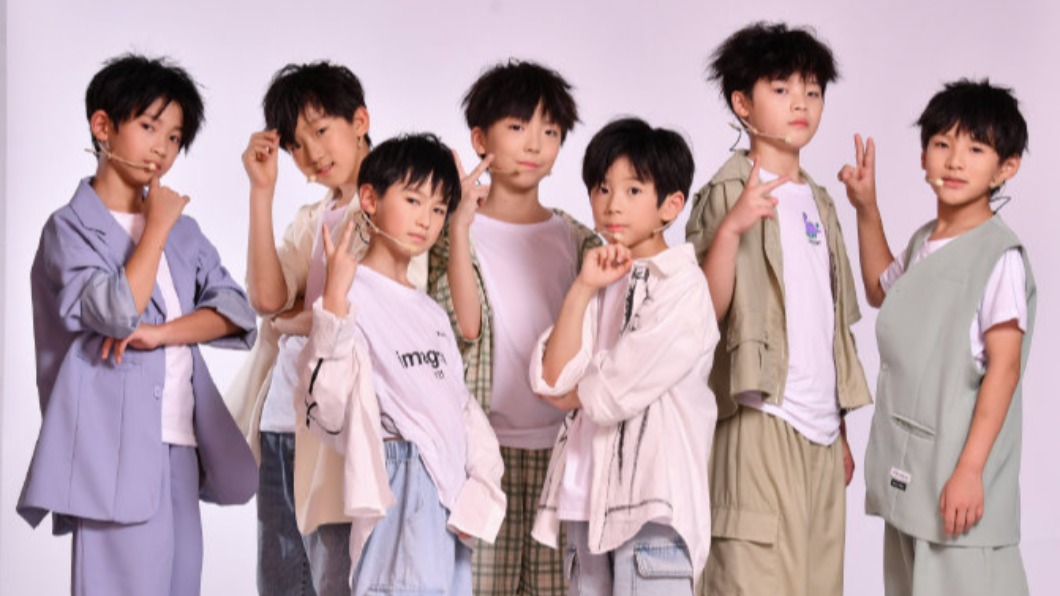 中國大陸新男團「天府少年團」平均年齡才8歲。（圖／翻攝自微博）